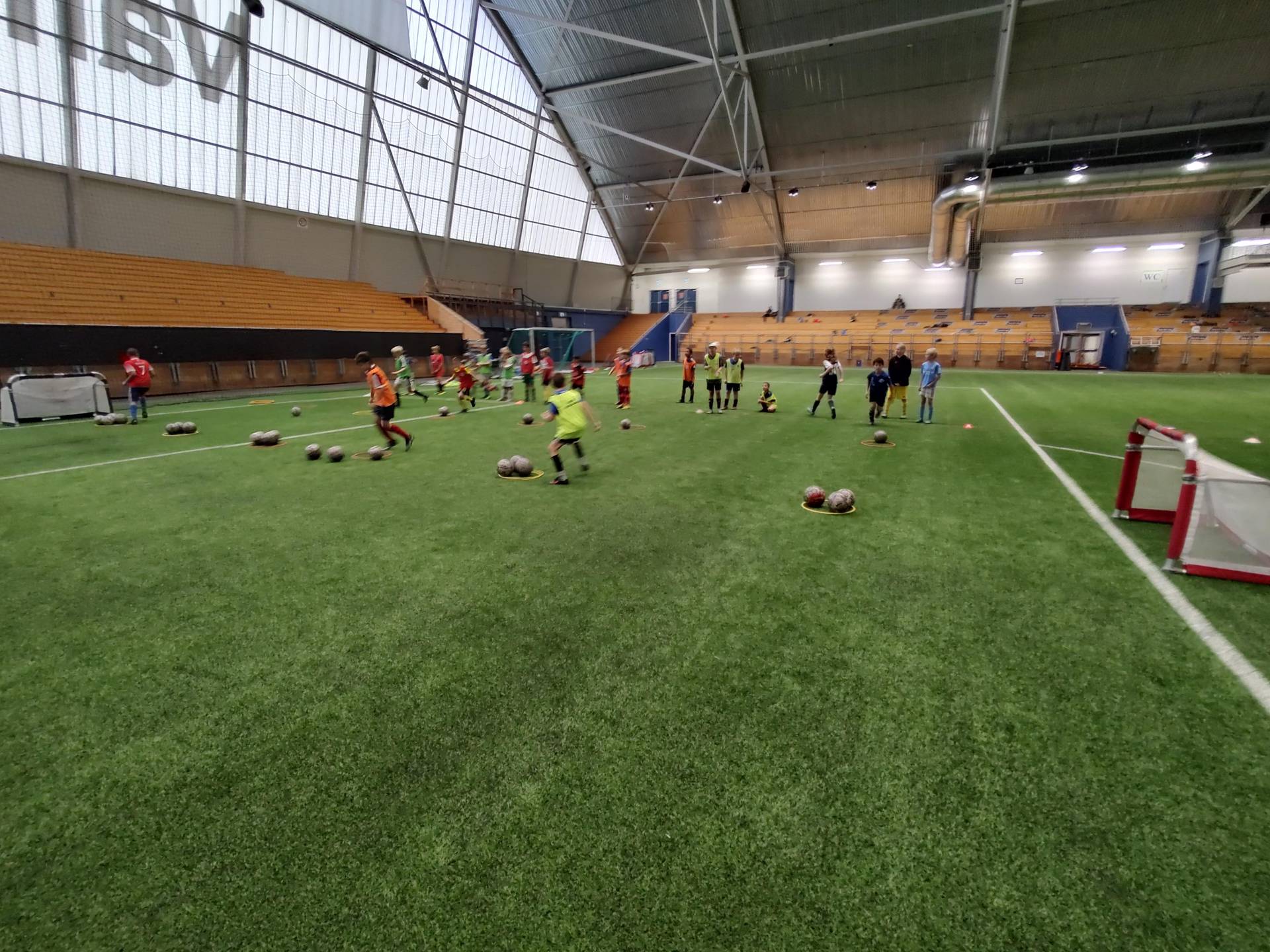 NFAs FOTBALLSKOLE I HØSTFERIEN (28/9-2/10) FOR 2015-2019 I VALLHALL, KL 9-15 cover