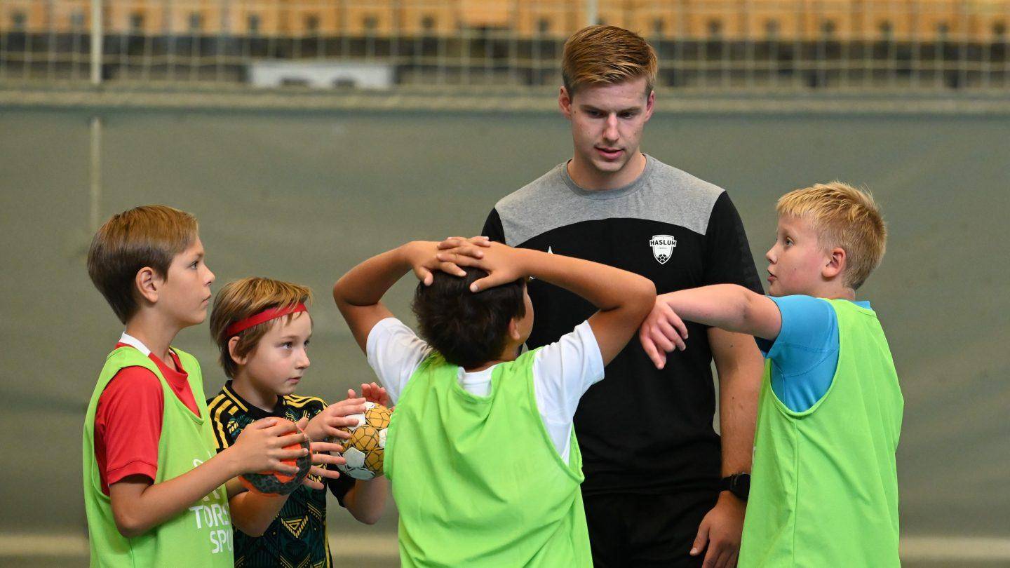 Fysisk treningsøkt for håndballspillere cover