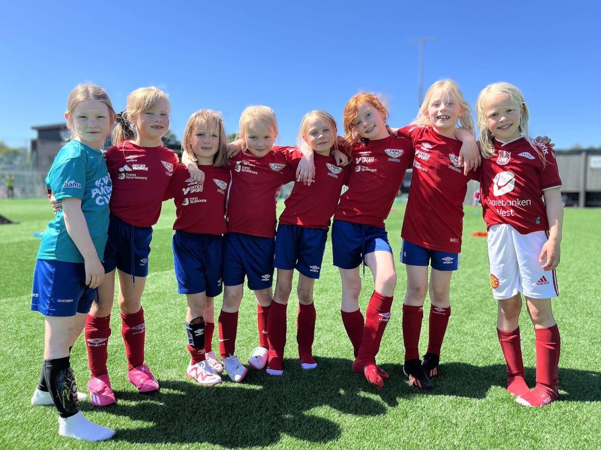 Fana Tine Fotballskole - juni cover